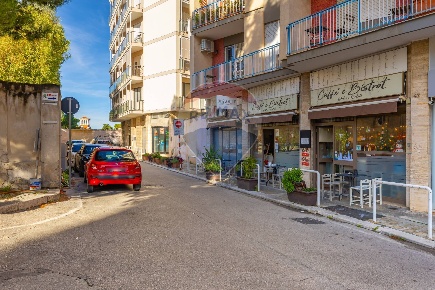 Foto Locale commerciale in Viale Quinto Ennio, Bari Picone di 180 m²