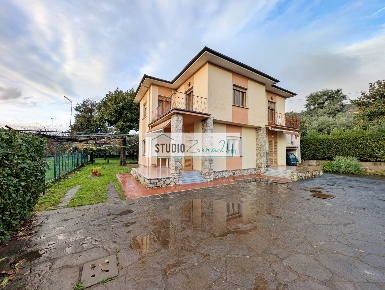 Foto Casa indipendente in Via Rinascita, Seravezza di 200 m² con 8 locali