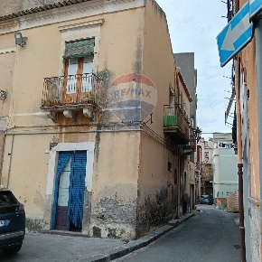 Foto Casa indipendente in via sant'antonino, Adrano di 189 m² con 9 locali