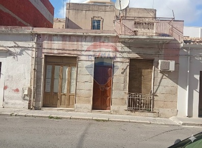 Foto Casa indipendente in Via Senia, Vittoria Centro di 144 m² con 8 locali