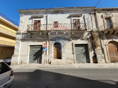 Foto Casa indipendente in Via Antonino Brancati, Pachino Centro di 380 m²