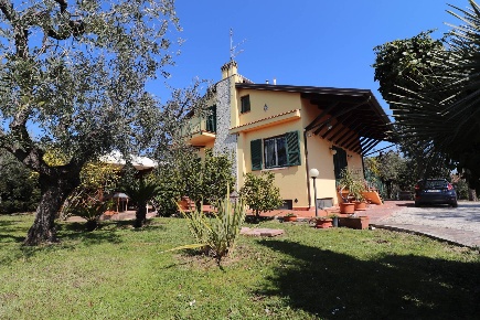 Foto Villa unifamiliare a Grottammare di 250 m² con 7 locali in vendita