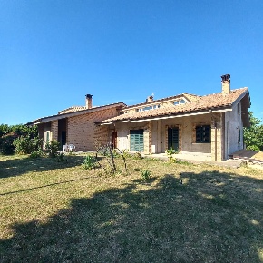 Foto Casa indipendente in Chiavanella, Monteleone di Fermo di 750 m²