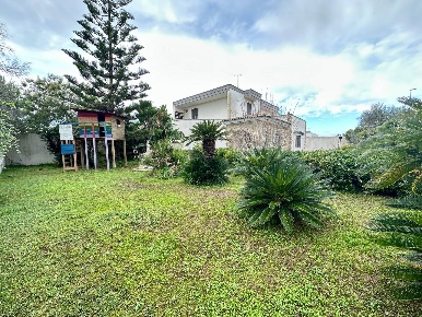 Foto Villa singola in via rosmarino, Lecce Villaggi di 225 m² con 10 locali