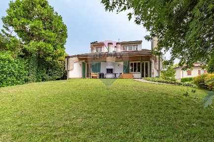 Foto Villa singola in Via Roma, Poncarale Centro di 495 m² con 10 locali