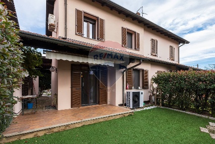 Foto Villa a schiera in via Cimabue, Cassano Magnago di 150 m² con 4 locali