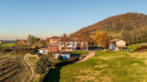 Foto Villa singola in Strada Clementina, Volpedo di 546 m² con 15 locali