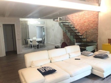 Foto Appartamento in zona via principe amedeo, Mantova Centro di 240 m²
