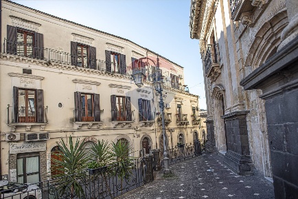 Foto Casa indipendente in Piazza Umberto I, Vizzini di 325 m² con 15 locali