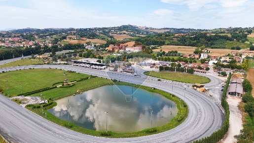 Foto Attività commerciale in Viale dell'ippodromo, Montegiorgio Centro