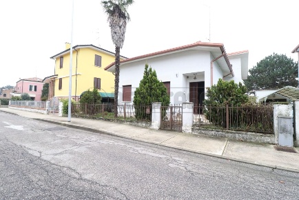 Foto Villa a schiera a Sermide e Felonica di 186 m² con 6 locali in vendita