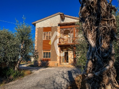 Foto Casa indipendente a Montecarotto di 300 m² con 8 locali in vendita