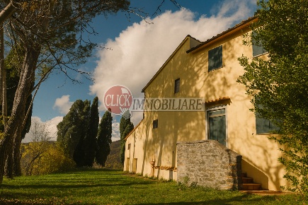 Foto Casa indipendente a Scarperia e San Piero di 360 m² con 11 locali
