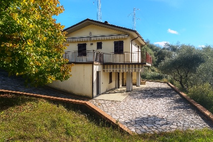 Foto Casa indipendente a Sarzana di 200 m² con 7 locali in vendita