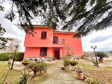 Foto Villa unifamiliare in VIA OMBRONE, Montefiascone di 360 m² in vendita