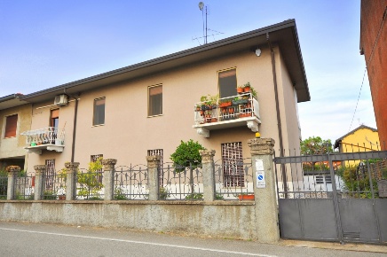 Foto Casa indipendente a Inveruno Centro di 135 m² con 3 locali in vendita