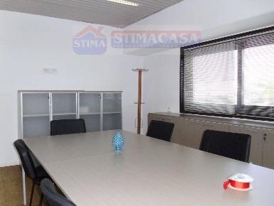 Foto Ufficio a Casoria Centro di 100 m² con 4 locali in affitto