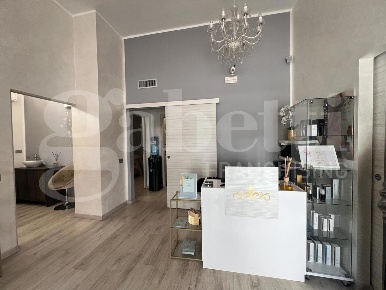Foto Negozio in Via Risorgimento 44, Lecco Caleotto di 63 m² con 4 locali