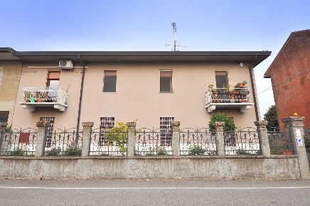 Foto Casa indipendente a Inveruno Centro di 135 m² con 3 locali in vendita