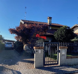 Foto Villa a schiera a Basiliano Orgnano di 250 m² con 10 locali in vendita