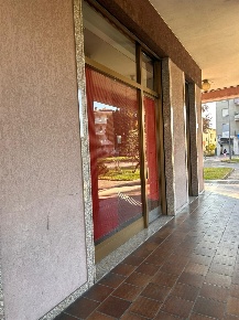 Foto Negozio a Cassano d'Adda di 200 m² con 2 locali in affitto