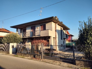 Foto Villa bifamiliare in via dei chiosetti, Cardano al Campo di 200 m²