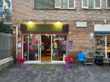 Foto Negozio in VIA LICINIO MURENA, Roma Quadraro di 40 m² con 1 locali