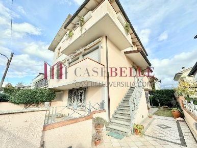 Foto Villa bifamiliare a Camaiore Lido di Camaiore di 150 m² con 6 locali