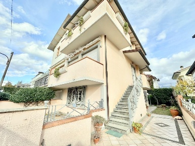 Foto Villa bifamiliare a Camaiore Lido di Camaiore di 150 m² con 6 locali