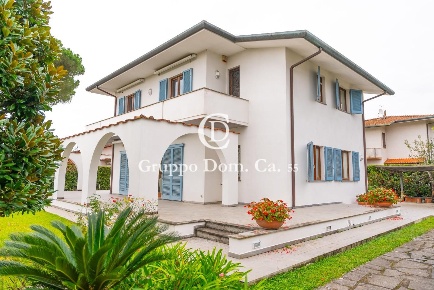 Foto Villa unifamiliare a Forte dei Marmi Centro di 273 m² con 13 locali