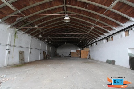 Foto Capannone industriale a Colle di Val d'Elsa di 750 m² con 14 locali