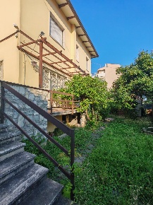 Foto Villa bifamiliare a Carrara Avenza di 350 m² con 7 locali in vendita