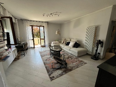 Foto Appartamento a Massa Marina di Massa Centro di 115 m² con 5 locali
