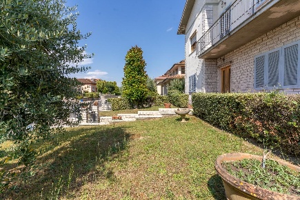 Foto Villa bifamiliare a Cerreto Guidi Lazzeretto di 255 m² con 10 locali