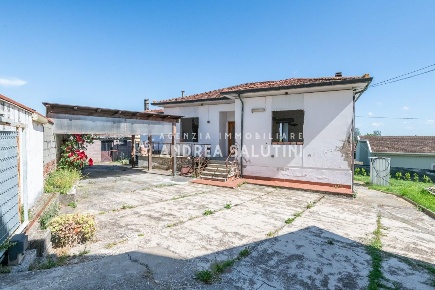 Foto Casa indipendente a Buti Cascine La Croce di 197 m² con 6 locali