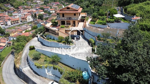 Foto Villa unifamiliare a Montignoso Zona Collinare Palatina di 350 m²