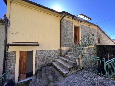 Foto Rustico in Via Rocca Sigillina, Filattiera di 190 m² con 4 locali