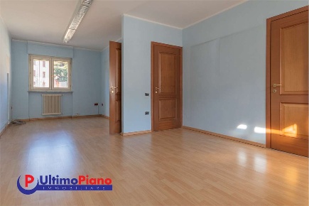 Foto Ufficio in Via Vevey, Aosta Centro di 84 m² con 4 locali in affitto