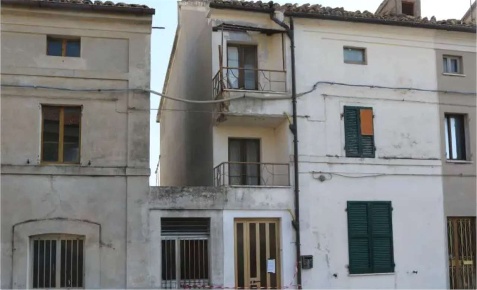 Foto Appartamento in Via Piano, Massa Fermana di 133 m² con 6 locali