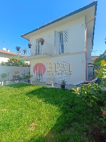 Foto Casa indipendente in Via Ulvi Liegi 13, Livorno di 180 m² con 6 locali