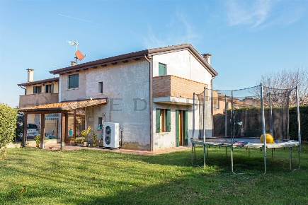 Foto Villa a schiera in Via Cristo, Piove di Sacco di 117 m² con 8 locali