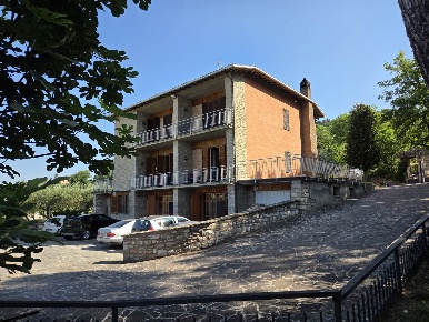 Foto Villa bifamiliare in Via Vajano 5, Assisi di 270 m² con 6 locali