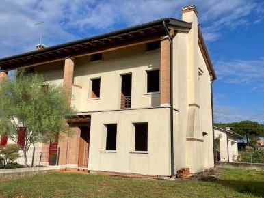 Foto Villa bifamiliare a Paese di 170 m² con 8 locali in vendita