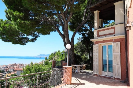 Foto Villa unifamiliare a Ventimiglia Centro Città di 400 m² con 10 locali