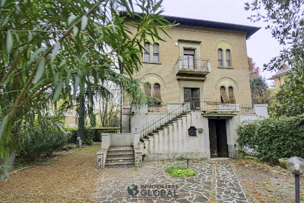 Foto Appartamento in Via Fortunato Tamburini, Modena di 238 m² in vendita
