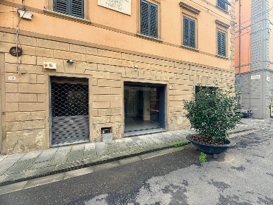 Foto Locale commerciale a Pontedera Centro di 92 m² con 4 locali in vendita