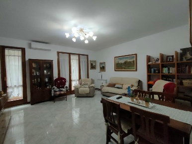 Foto Appartamento a Massa Centro di 136 m² con 6 locali in vendita