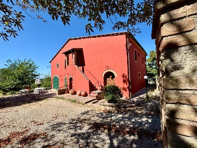 Foto Casale a Fauglia di 310 m² con 8 locali in vendita