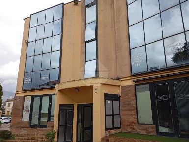Foto Ufficio in VIA APPIA, Minturno di 140 m² con 5 locali in vendita