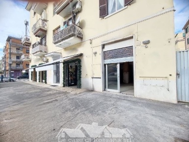 Foto Negozio in via dei Gelsi 39, Roma Centocelle di 48 m² con 1 locali
